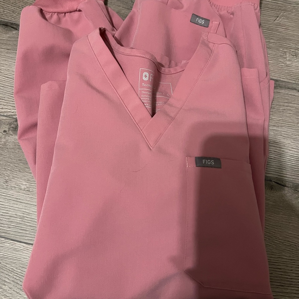 Figs pink scrub set